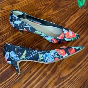 Floral kitten heel pumps